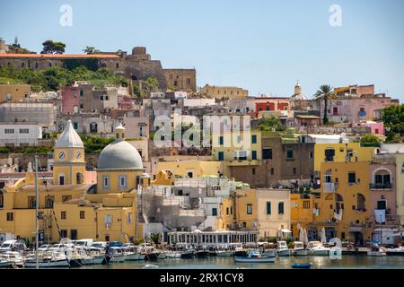 Marina Grande, le port principal de l'île enchanteresse de Procida Banque D'Images