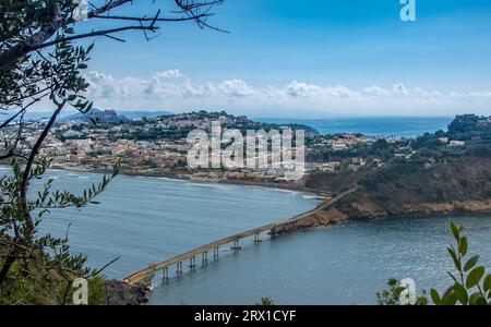 Plage de Chiaiolella et port sur l'île de Procida vue de Vivara Banque D'Images