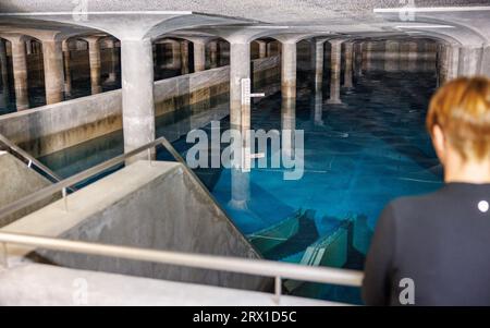 Nuremberg, Allemagne. 21 septembre 2023. Vue intérieure du réservoir surélevé d'eau potable de Krottenbach. Dans deux chambres séparées sur une superficie de 70 mètres sur 125, le réservoir d'eau surélevé de Krottenbach contient 60 millions de litres d'eau potable. Les chambres mesurent entre 7,6 et 10,2 mètres de haut et sont chacune soutenues par 72 colonnes. Crédit : Daniel Karmann/dpa/Alamy Live News Banque D'Images