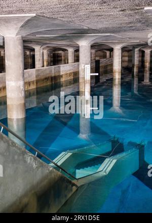 Nuremberg, Allemagne. 21 septembre 2023. Vue intérieure du réservoir surélevé d'eau potable de Krottenbach. Dans deux chambres séparées sur une superficie de 70 mètres sur 125, le réservoir d'eau surélevé de Krottenbach contient 60 millions de litres d'eau potable. Les chambres mesurent entre 7,6 et 10,2 mètres de haut et sont chacune soutenues par 72 colonnes. Crédit : Daniel Karmann/dpa/Alamy Live News Banque D'Images