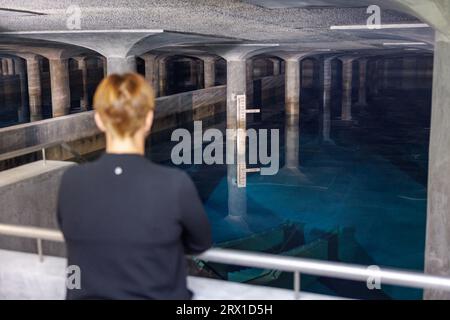 Nuremberg, Allemagne. 21 septembre 2023. Vue intérieure du réservoir surélevé d'eau potable de Krottenbach. Dans deux chambres séparées sur une superficie de 70 mètres sur 125, le réservoir d'eau surélevé de Krottenbach contient 60 millions de litres d'eau potable. Les chambres mesurent entre 7,6 et 10,2 mètres de haut et sont chacune soutenues par 72 colonnes. Crédit : Daniel Karmann/dpa/Alamy Live News Banque D'Images