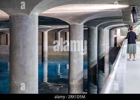 Nuremberg, Allemagne. 21 septembre 2023. Vue intérieure du réservoir surélevé d'eau potable de Krottenbach. Dans deux chambres séparées sur une superficie de 70 mètres sur 125, le réservoir d'eau surélevé de Krottenbach contient 60 millions de litres d'eau potable. Les chambres mesurent entre 7,6 et 10,2 mètres de haut et sont chacune soutenues par 72 colonnes. Crédit : Daniel Karmann/dpa/Alamy Live News Banque D'Images