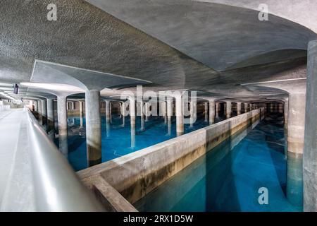 Nuremberg, Allemagne. 21 septembre 2023. Vue intérieure du réservoir surélevé d'eau potable de Krottenbach. Dans deux chambres séparées sur une superficie de 70 mètres sur 125, le réservoir d'eau surélevé de Krottenbach contient 60 millions de litres d'eau potable. Les chambres mesurent entre 7,6 et 10,2 mètres de haut et sont chacune soutenues par 72 colonnes. Crédit : Daniel Karmann/dpa/Alamy Live News Banque D'Images