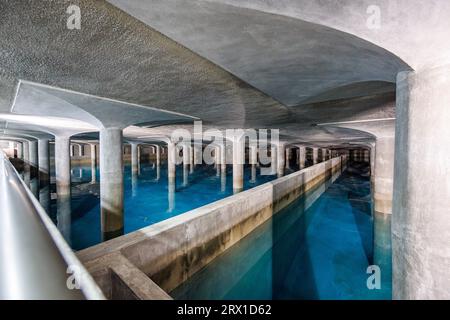 Nuremberg, Allemagne. 21 septembre 2023. Vue intérieure du réservoir surélevé d'eau potable de Krottenbach. Dans deux chambres séparées sur une superficie de 70 mètres sur 125, le réservoir d'eau surélevé de Krottenbach contient 60 millions de litres d'eau potable. Les chambres mesurent entre 7,6 et 10,2 mètres de haut et sont chacune soutenues par 72 colonnes. Crédit : Daniel Karmann/dpa/Alamy Live News Banque D'Images