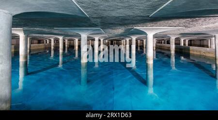 Nuremberg, Allemagne. 21 septembre 2023. Vue intérieure du réservoir surélevé d'eau potable de Krottenbach. Dans deux chambres séparées sur une superficie de 70 mètres sur 125, le réservoir d'eau surélevé de Krottenbach contient 60 millions de litres d'eau potable. Les chambres mesurent entre 7,6 et 10,2 mètres de haut et sont chacune soutenues par 72 colonnes. Crédit : Daniel Karmann/dpa/Alamy Live News Banque D'Images