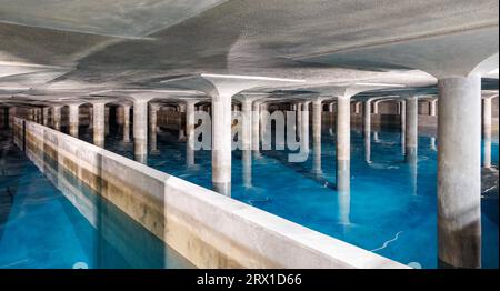 Nuremberg, Allemagne. 21 septembre 2023. Vue intérieure du réservoir surélevé d'eau potable de Krottenbach. Dans deux chambres séparées sur une superficie de 70 mètres sur 125, le réservoir d'eau surélevé de Krottenbach contient 60 millions de litres d'eau potable. Les chambres mesurent entre 7,6 et 10,2 mètres de haut et sont chacune soutenues par 72 colonnes. Crédit : Daniel Karmann/dpa/Alamy Live News Banque D'Images