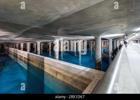 Nuremberg, Allemagne. 21 septembre 2023. Vue intérieure du réservoir surélevé d'eau potable de Krottenbach. Dans deux chambres séparées sur une superficie de 70 mètres sur 125, le réservoir d'eau surélevé de Krottenbach contient 60 millions de litres d'eau potable. Les chambres mesurent entre 7,6 et 10,2 mètres de haut et sont chacune soutenues par 72 colonnes. Crédit : Daniel Karmann/dpa/Alamy Live News Banque D'Images