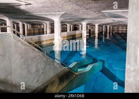 Nuremberg, Allemagne. 21 septembre 2023. Vue intérieure du réservoir surélevé d'eau potable de Krottenbach. Dans deux chambres séparées sur une superficie de 70 mètres sur 125, le réservoir d'eau surélevé de Krottenbach contient 60 millions de litres d'eau potable. Les chambres mesurent entre 7,6 et 10,2 mètres de haut et sont chacune soutenues par 72 colonnes. Crédit : Daniel Karmann/dpa/Alamy Live News Banque D'Images