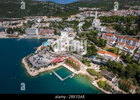 Vue panoramique aérienne de Neum, seule ville côtière de Bosnie-Herzégovine. Banque D'Images