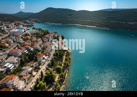 Vue panoramique aérienne de Neum, seule ville côtière de Bosnie-Herzégovine. Banque D'Images