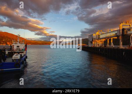 Terminal de ferry d'Ullapool au coucher du soleil spectaculaire. Le terminal se trouve dans la plage W. Banque D'Images