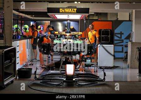 Suzuka, Japon. 22 septembre 2023. Garages McLaren la nuit. Championnat du monde de Formule 1, Rd 17, Grand Prix du Japon, vendredi 22 septembre 2023. Suzuka, Japon. Crédit : James Moy/Alamy Live News Banque D'Images