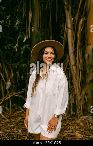 Belle jeune femme posant dans Forrest Banque D'Images