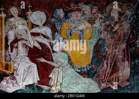 Fresque gothique tardive, l'un des trois panneaux représentant la légende de Saint Léonard de Noblac (vécu dans les années 500 dans le Limousin en France), peint en 1468 par Sebastian Gerumer, dans la Franziskanerkirche, Lienz, Autriche. Une reine des Francs fortement enceinte, chassant dans la forêt, a été sauvée par Léonard et a ensuite donné naissance à un enfant mâle en bonne santé. En récompense, Léonard reçut un terrain à Noblac, près de Limoges, où il fonda une abbaye et où se trouve aujourd'hui le village de Saint-Léonard-de-Noblat. Banque D'Images