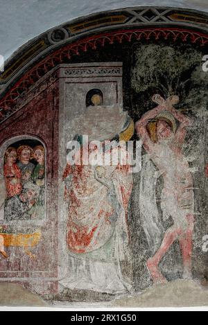 Saint Sébastien percé de flèches. Fresque gothique tardive dans la Franziskanerkirche (église franciscaine) à Lienz, Tyrol oriental, Autriche. L'un des deux anciens retables peints vers 1440 par Nikolaus Kenntner, un artiste de Lienz. Banque D'Images