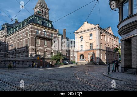 Vue de la rue principale Drottninggatan dans la ville de Norrkoping vers l'Hôtel de ville et la galerie d'art Kronan. Norrkoping est une ville industrielle historique. Banque D'Images