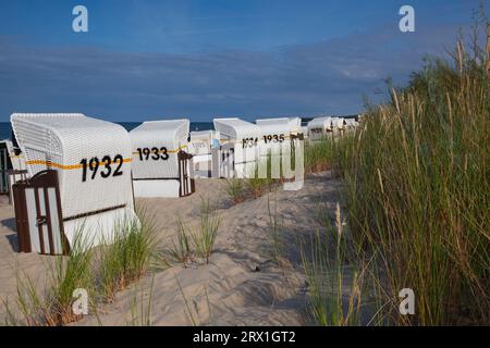 Chaises de plage typiques sur la plage, côte Baltique, Allemagne. Banque D'Images