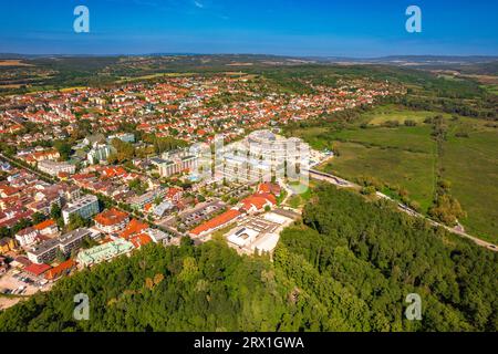 Vue aérienne drone de la ville de Heviz en Hongrie avec bains thermaux. Banque D'Images