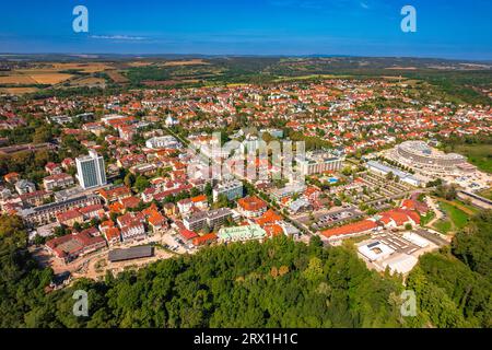 Vue aérienne drone de la ville de Heviz en Hongrie avec bains thermaux. Banque D'Images