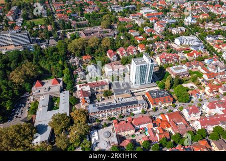 Vue aérienne drone de la ville de Heviz en Hongrie avec bains thermaux. Banque D'Images