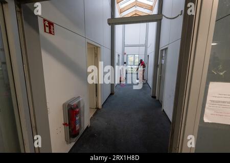 Olching, Allemagne. 22 septembre 2023. Vue sur un refuge d'asile à Olching, au nord-ouest de Munich. Crédit : Peter Kneffel/dpa/Alamy Live News Banque D'Images