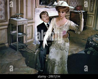GINA LOLLOBRIGIDA et ALEC GUINNESS dans L'HÔTEL PARADISO (1966), mise en scène par PETER GLENVILLE. Crédit : M.G.M. / Album Banque D'Images