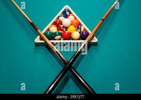 Boules d'accessoires de billard et queue sur une table de billard Banque D'Images