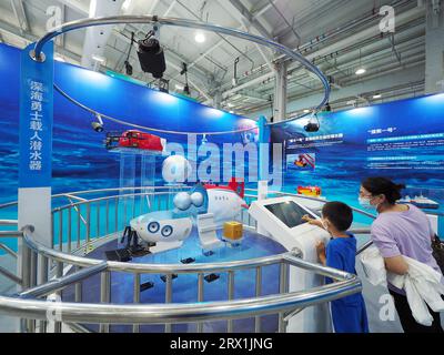 PÉKIN, CHINE - 22 SEPTEMBRE 2023 - des enfants font l'expérience du submersible habité par un guerrier des profondeurs lors de la Journée nationale de vulgarisation scientifique 2023 Banque D'Images