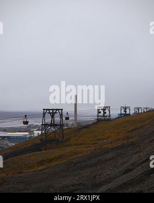 Chariots industriels d'un ancien téléphérique minier à Longyearbyen, Svalbard, Norvège par temps couvert Banque D'Images