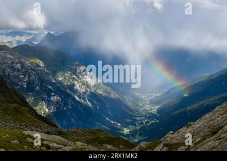 Vue depuis le Magdeburger Huette sur la vallée de Pflerschtal avec arc-en-ciel, dans la vallée, vous pouvez voir l'autoroute Brenner, Tyrol du Sud, Italie Banque D'Images