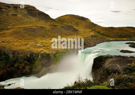 Longue exposition de la cascade de Salto Grande dans le parc national Torres del Paine, Patagonie, Chili Banque D'Images