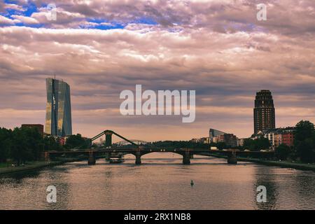 X[vue sur le main, derrière la tour de la BCE, coucher de soleil, Francfort-sur-le-main, Hesse, Allemagne, Europe Banque D'Images