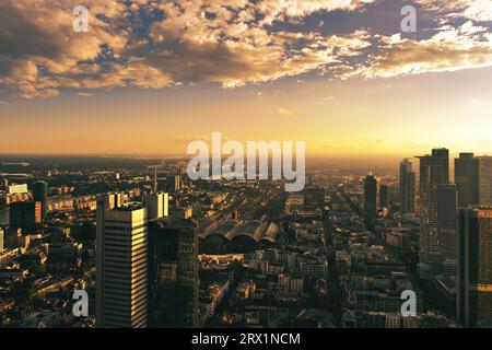 Vue sur Francfort, panorama, coucher de soleil, gratte-ciel, Francfort-sur-le-main, Hesse, Allemagne Banque D'Images