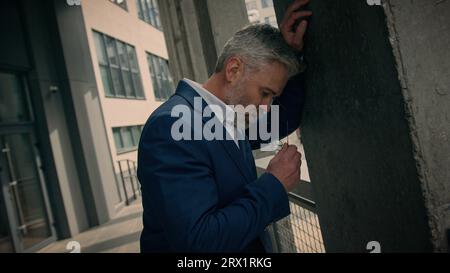 Caucasien âgé d'âge moyen souligné dépassé homme d'affaires senior mature employeur masculin d'affaires retraités souffrant de douloureux épuisé Banque D'Images