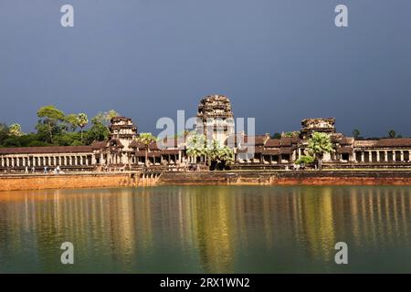 L'architecture du Temple d'Angkor Wat au coucher du soleil avec ciel d'orage dans la province de Siem Reap, Cambodge Banque D'Images