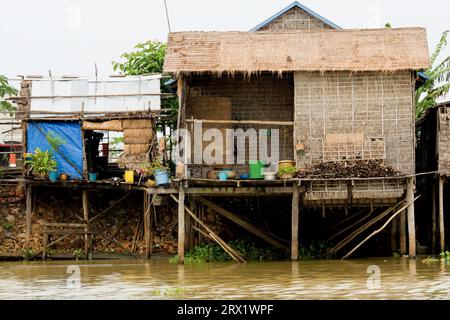 Pêcheurs traditionnels maisons en bois sur pilotis. Lac Tonle SAP au Cambodge, village de Kompong Khleang Banque D'Images