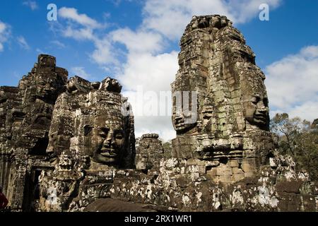 Visages de bouddha à l'intérieur des sculptures temple Bayon à Angkor Thom, complexe la province de Siem Reap, Cambodge Banque D'Images