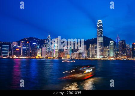 Hong Kong, Chine, 19 juin 2007 : la lumière de fin d'après-midi tombe sur Hong Kong et Victoria Harbour depuis Kowloon en regardant vers l'île de Hong Kong Banque D'Images