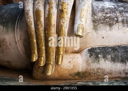 Feuille d'or couverts les doigts de la grande statue de Bouddha à Sukhothai, Thaïlande Banque D'Images