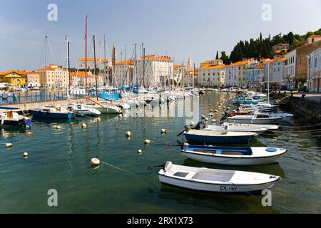 PIRAN, SLOVÉNIE, JUIN 25 : bateaux amarrés au coucher du soleil dans le port de Piran le 25 juin 2007 Banque D'Images