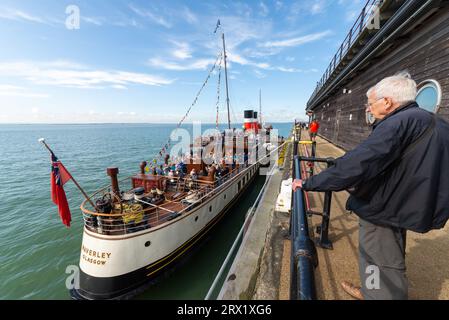 Southend Pier, Southend on Sea, Essex, Royaume-Uni. 22 septembre 2023. Lancé en 1946, le Waverley est le dernier bateau à aubes de mer au monde et est venu le long de la jetée de Southend on Sea pour emmener des passagers à bord pour une croisière de plaisance dans l'estuaire de la Tamise pour voir les forts de guerre. Le voyage est promu comme étant en célébration de Southend Pier ayant reçu le prix Pier de l'année 2023, et le quai lui-même a l'histoire de la guerre en servant comme HMS Leigh pendant la Seconde Guerre mondiale. Waverley a un programme de voyages sur la Tamise et à Londres dans les semaines à venir. Banque D'Images