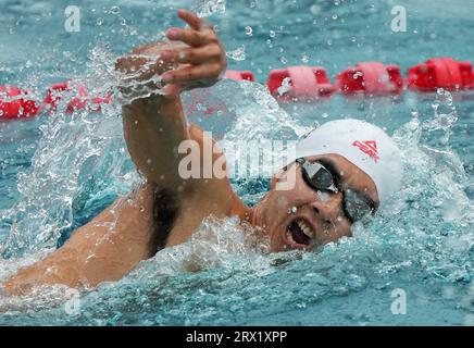 Hangzhou, province chinoise du Zhejiang. 22 septembre 2023. Li Shuhuan, de Chine, participe à la natation masculine du pentathlon moderne aux 19e Jeux asiatiques à Hangzhou, dans la province du Zhejiang, dans l'est de la Chine, le 22 septembre 2023. Crédit : WAN Xiang/Xinhua/Alamy Live News Banque D'Images