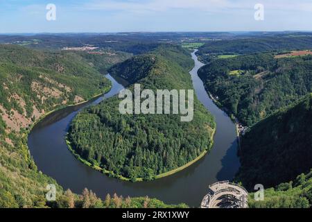 Vue aérienne de la boucle de la Sarre. La Sarre serpente à travers la vallée et est entourée de forêts verdoyantes. Orscholz, Mettlach, Sarre, Allemagne Banque D'Images