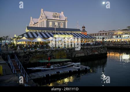 Restaurant den Anker sur le Victoria and Alfred Waterfront, heure bleue, Cape Town, Western Cape province, Afrique du Sud Banque D'Images