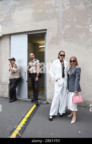 Milan, Italie 21/09/2023, Milan, Italie. 21 septembre 2023. Les amateurs de mode et les influenceurs posent pour des photos pendant la Fashion week de Milan. Crédit : SOPA Images Limited/Alamy Live News Banque D'Images