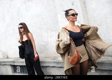 Milan, Italie 21/09/2023, Milan, Italie. 21 septembre 2023. Les amateurs de mode et les influenceurs posent pour des photos pendant la Fashion week de Milan. Crédit : SOPA Images Limited/Alamy Live News Banque D'Images