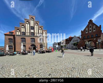 Restaurant dans ancien entrepôt, Old Water Gate, porte gothique du port de 1450, vieille ville, port, ville hanséatique, Wismar, Mecklenburg-Western Banque D'Images