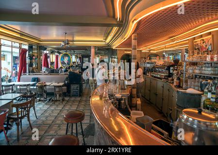 Café des deux Moulins, lieu du film le monde fabuleux d'Amélie, 15 rue Lepic, Paris, France Banque D'Images