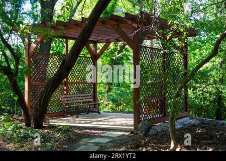 Lieu de repos de structure en bois avec banc dans le jardin botanique, Sopron, Hongrie Banque D'Images