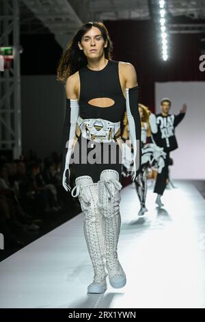 Milan, Italie. 21 septembre 2023. Milan Fashion week, Printemps été 2024 défilé Moschino Fashion Show Catwalk photo : modèle crédit : Agence photo indépendante / Alamy Live News Banque D'Images